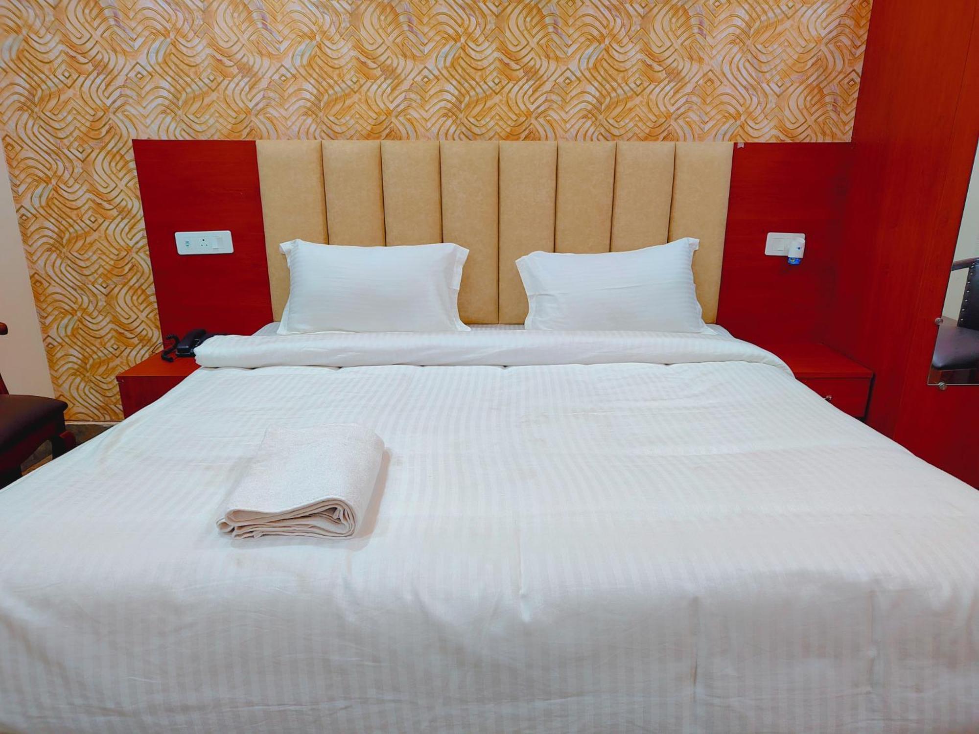 Awadh Samrat Resort Ayodhya Exterior foto