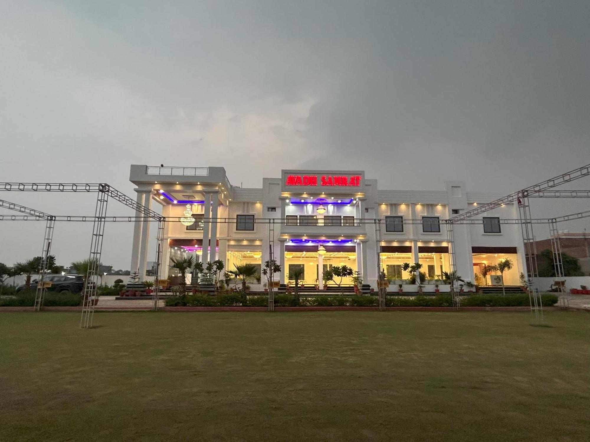 Awadh Samrat Resort Ayodhya Exterior foto